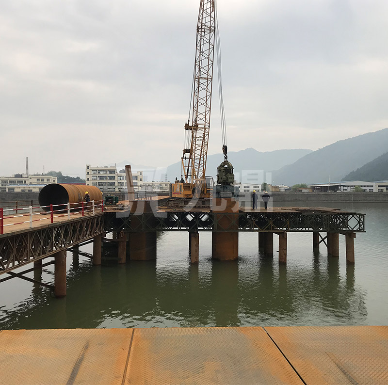   應(yīng)急貝雷鋼便橋和固定貝雷鋼便橋具有構(gòu)件少，重量輕，成本低的特點